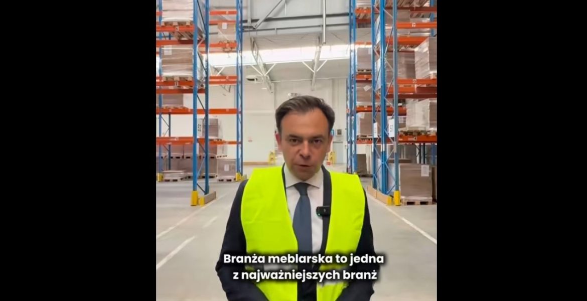 Andrzej Domański, minister finansów i gospodarki, w fabryce Meble Wójcik. Źródło: Facebook, oficjalny profil Andrzeja Domańskiego.