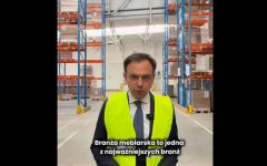 Andrzej Domański, minister finansów i gospodarki, w fabryce Meble Wójcik. Źródło: Facebook, oficjalny profil Andrzeja Domańskiego.