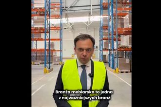 Andrzej Domański, minister finansów i gospodarki, w fabryce Meble Wójcik. Źródło: Facebook, oficjalny profil Andrzeja Domańskiego.