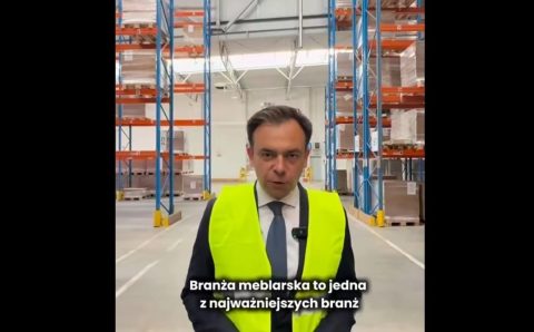 Andrzej Domański, minister finansów i gospodarki, w fabryce Meble Wójcik. Źródło: Facebook, oficjalny profil Andrzeja Domańskiego.