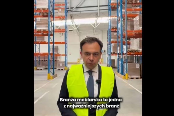 Andrzej Domański, minister finansów i gospodarki, w fabryce Meble Wójcik. Źródło: Facebook, oficjalny profil Andrzeja Domańskiego.