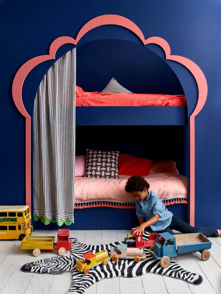 Łóżko piętrowe pomalowane „Chalk Paint” w kolorach „Napeolonic Blue” i „Scandinavian Pink” Annie Sloan.