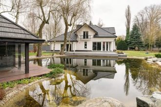 Nieruchomość położona w najpiękniejszej, rezydencjonalnej części Milanówka. Dom otacza przepiękny ogród z naturalnym stawem, z filtrowaną wodą.