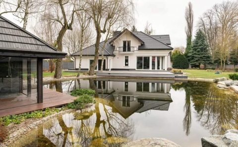 Nieruchomość położona w najpiękniejszej, rezydencjonalnej części Milanówka. Dom otacza przepiękny ogród z naturalnym stawem, z filtrowaną wodą.