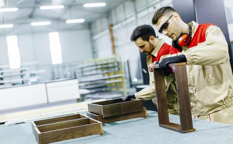 Euler Hermes - dwóch pracowników branży mebarskiej składa szufladę - miesięcznik i portal informacyjny branży meblarskiej biznes.meble.pl