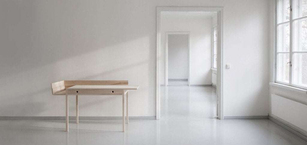 „W „Design for Nature 2012”, w którym uczestniczyło 12 projektantów, po jednym z każdego miesiąca przez rok, wybrałam listopad" – powiedziała Louise Campbell. Efektem udziału w projekcie jest małe biurko „Novemberdesk”.