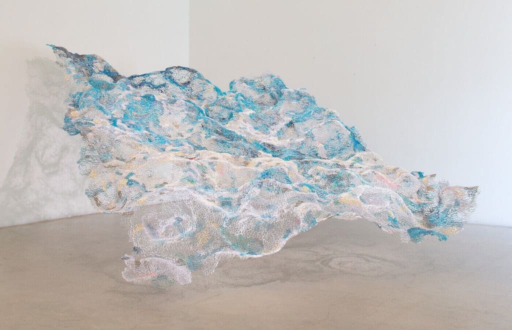 To było proste zadanie: wycinanie i ręczne składanie pasków papieru o szerokości 1 cm, wyciętych w kółko, w wybranej gamie kolorów. Tak powstał a właściwie wyrósł sam z siebie „Remember”.