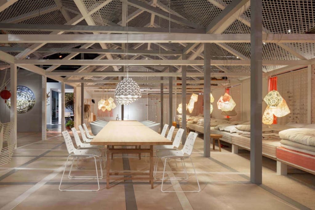 Jak wyznaczyć środek ciężkości wnętrza? Postawić w nim ogromny stół, który zajmuje centralne miejsce i przejmie rolę ośrodka decyzyjnego. Tak właśnie postąpiła Louise Campbell projektując „Das Haus”.