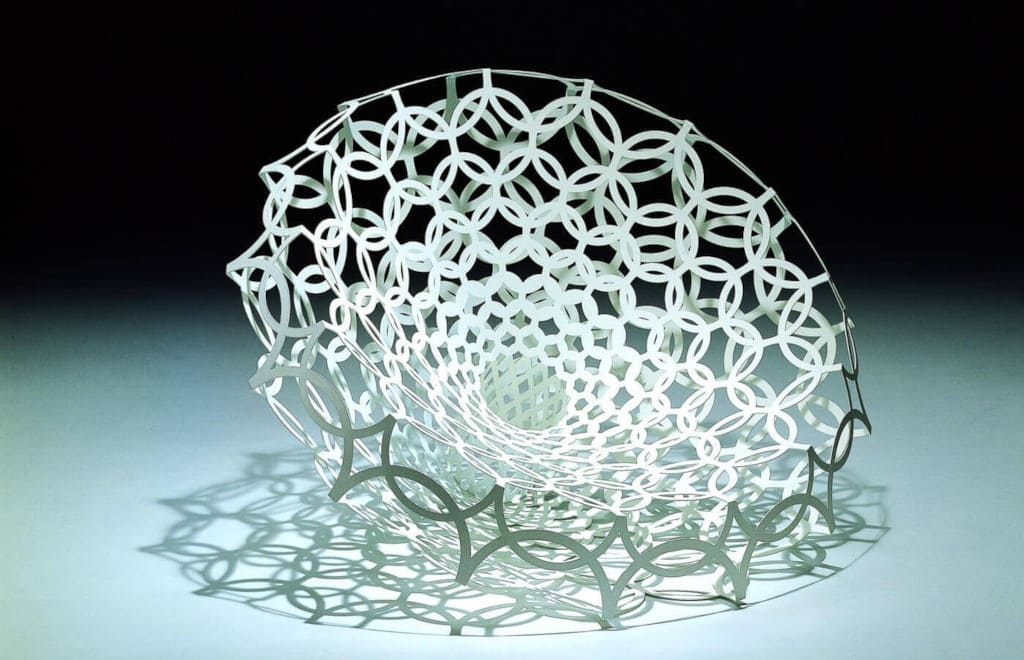 Zaprojektowane dla marki Zanotta niezwykłe krzesło „Very Round” wygląda jak filigranowa papierowa wycinanka, w rzeczywistości wykonano je ze 160 kół z ciętej laserem stali.