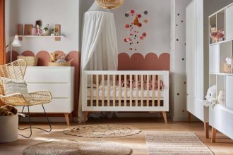 „Swing” Meble Pinio to kolekcja mebli w stylu retro. Formą nawiązuje do lat 60. Połączenie klasycznej bieli z drewnianymi nóżkami tworzy wrażenie ciepła i przytulności.