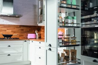 PEKA biała kuchnia, cargo wysokie -7 powodów, dla których warto mieć szafki cargo - miesięcznik i portal informacyjny branży meblarskiej biznes.meble.pl