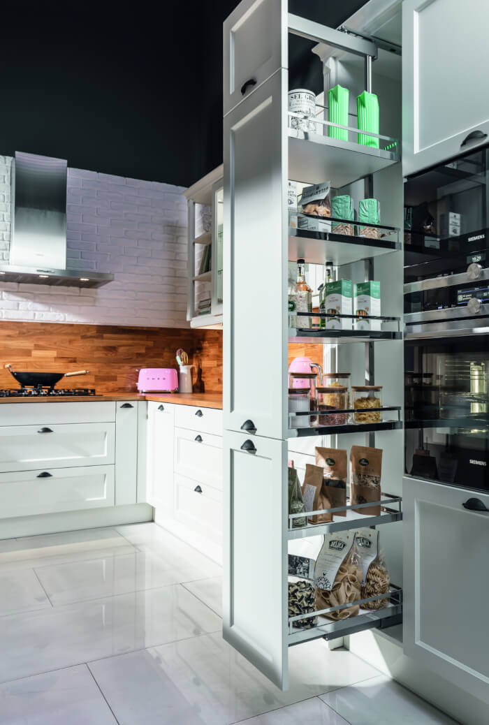 PEKA biała kuchnia, cargo wysokie -7 powodów, dla których warto mieć szafki cargo - miesięcznik i portal informacyjny branży meblarskiej biznes.meble.pl