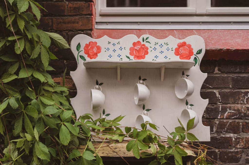 Półka kuchenna po renowacji (z motywem kwiatowym pochodzącym ze wstążki stroju ludowego z Bytomia).