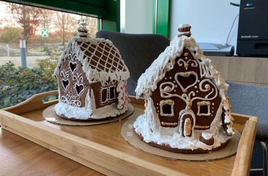 Domki Jaś i Małgosia to piernikowe cuda i prawdziwe arcydzieła sztuki kulinarnej wykonane przez pracownice Schattdecor. Dochód ze sprzedaży przeznaczony został na cele charytatywne.