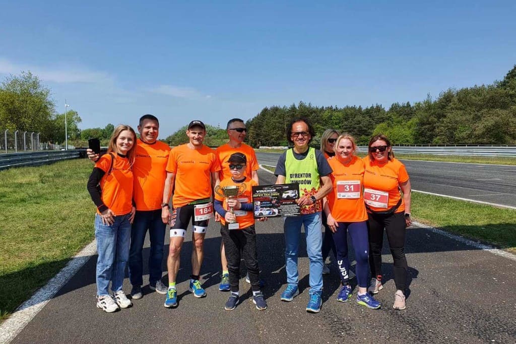 W maju br. pracownicy Schattdecor wzięli udział w Duathlonie na torze Poznań. Towarzyszył im 11-letni Marek, syn jednego z pracowników firmy, który w dzieciństwie przeszedł skomplikowaną operację na mózgu.