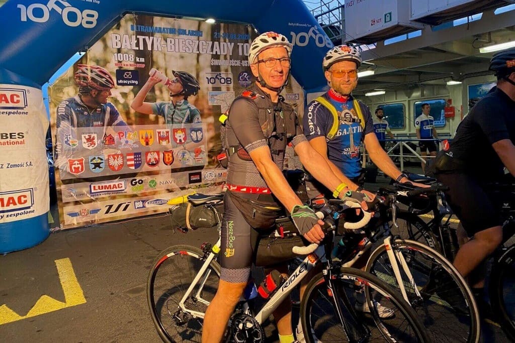Uczestnicy rowerowego przejazdu na trasie ze Świnoujścia do Ustrzyk Dolnych. Liczącą 1.008 km trasę pokonali w 65,5 godz., a wpływy z akcji wsparły rehabilitację syna jednego z pracowników Schattdecor.