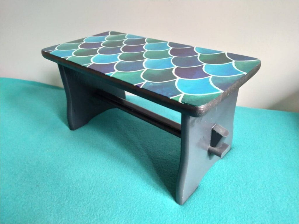 Taboret – ryczka – to kolejny niezastąpiony mebel. Namalowany wzorem zaczerpniętym ze ściennych płytek kuchennych.