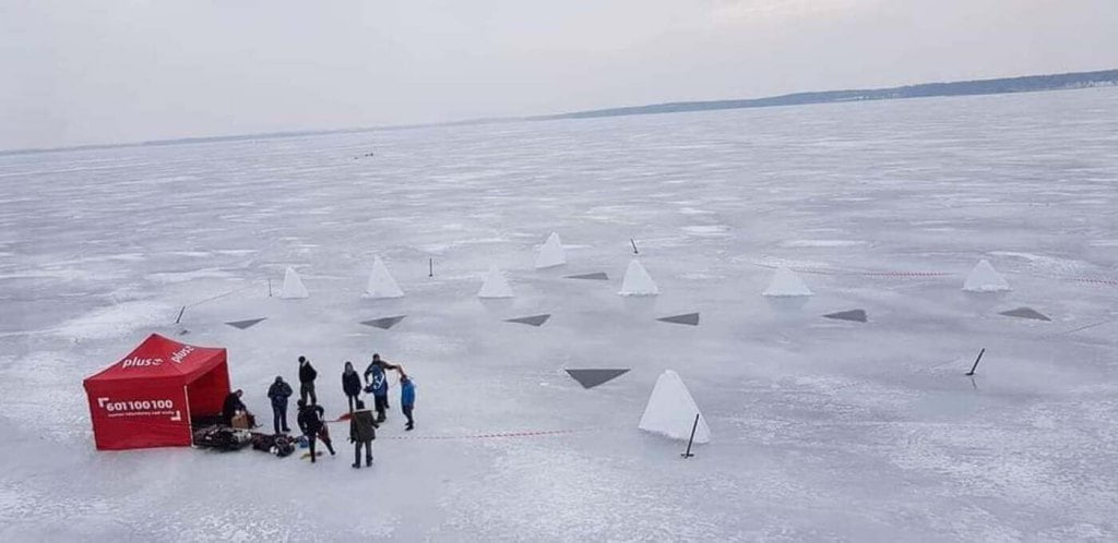 Przygotowania do pływania podlodowego.