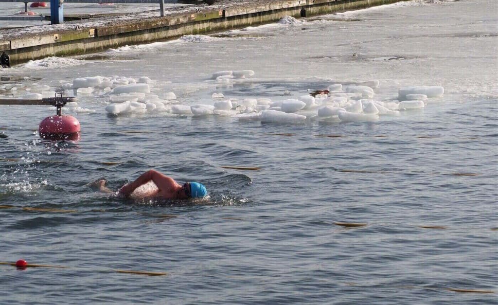 Zagrożeniem dla pływaka są pływające kawałki lodu, ostre jak brzytwa.