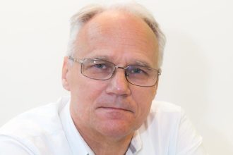 Piotr Domański, mgr inż. technolog drewna, absolwent SGGW WTD z 1976 r. Całe zawodowe życie związany z branżą drzewną. W 2013 r. zakończył współpracę z firmą IMA Polska na stanowisku prezesa Zarządu i od tego momentu prowadzi firmę doradztwa technicznego pod nazwą AT Piotr Domański dla branży meblarskiej.