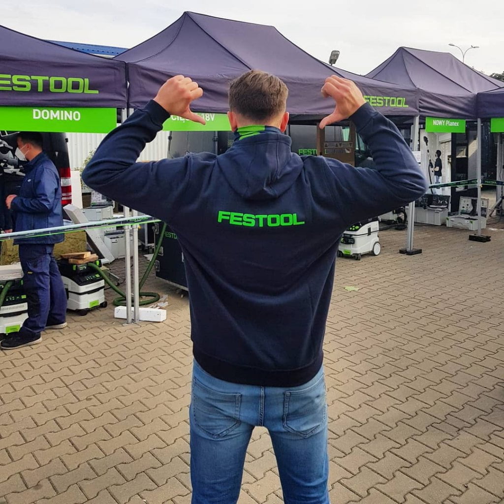 Festool - zdjęcie z archiwum Roadshow-2020 - mężczyzna w bluzie Festool - miesięcznik i portal informacyjny branży meblarskiej biznes.meble.pl