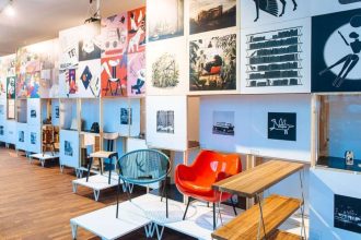 „Elementarz polskiego designu" zaprezentował 100 lat polskiego projektowania poprzez pryzmat 100 obiektów. Wśród nich: meble, szkło czy porcelana, ale też obiekty mniej oczywiste: kroje liter, logotypy czy zabawki.