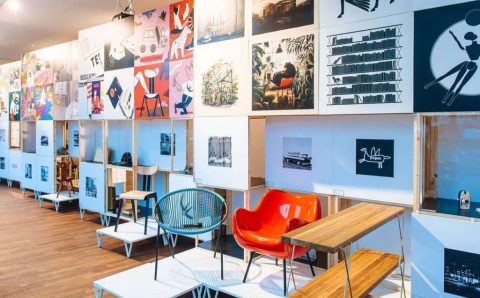 „Elementarz polskiego designu" zaprezentował 100 lat polskiego projektowania poprzez pryzmat 100 obiektów. Wśród nich: meble, szkło czy porcelana, ale też obiekty mniej oczywiste: kroje liter, logotypy czy zabawki.