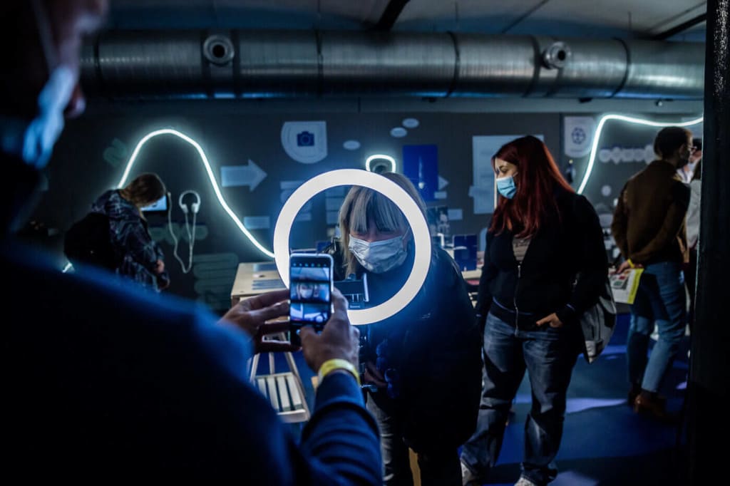 Oprowadzenie kuratorskie po wystawie „Follow the object”. To etnograficzna metoda badawcza pozwalająca przyglądać się ludzkim zachowaniom wynikającym z używania różnych obiektów.