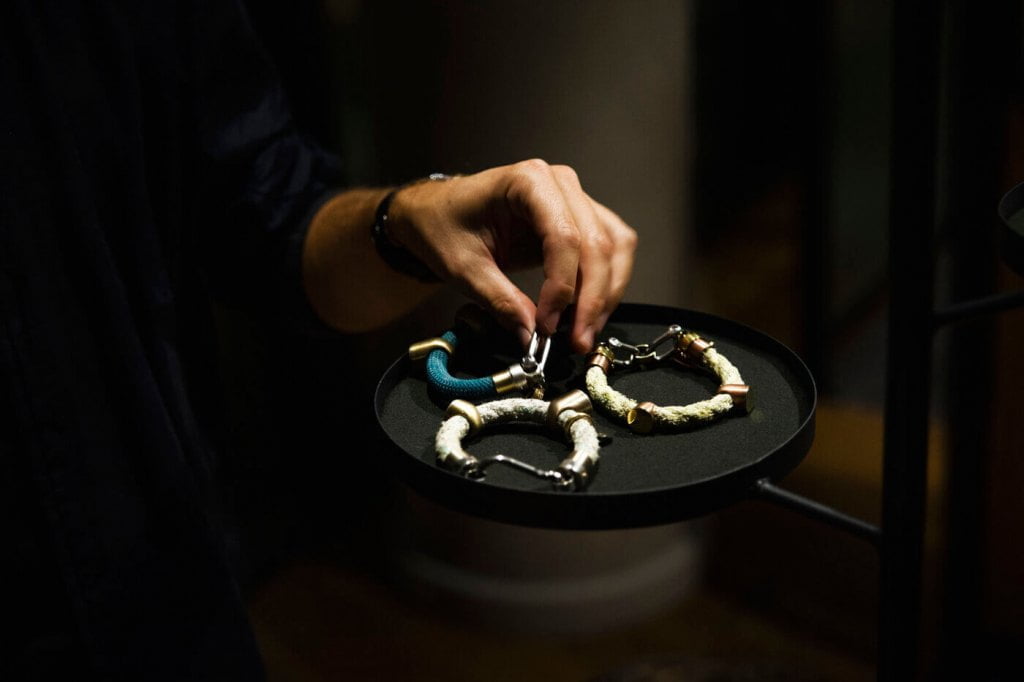 W Puro Hotel, można było zapoznać się z prezentacją prac twórczyni biżuterii z upcyclingu Anny Orskiej na wystawie „Nowa estetyka – odpowiedzialne projektowanie, odpowiedzialność projektanta".