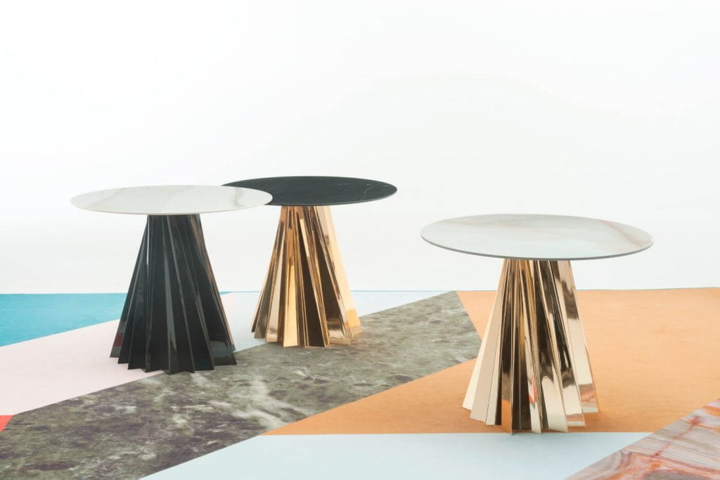 Stoliki kawowe „Shanghai”, z blatami w różnych kombinacjach wykończeń i podstawami z ceramiki imitującej marmur, wyprodukowane przez Kartell.