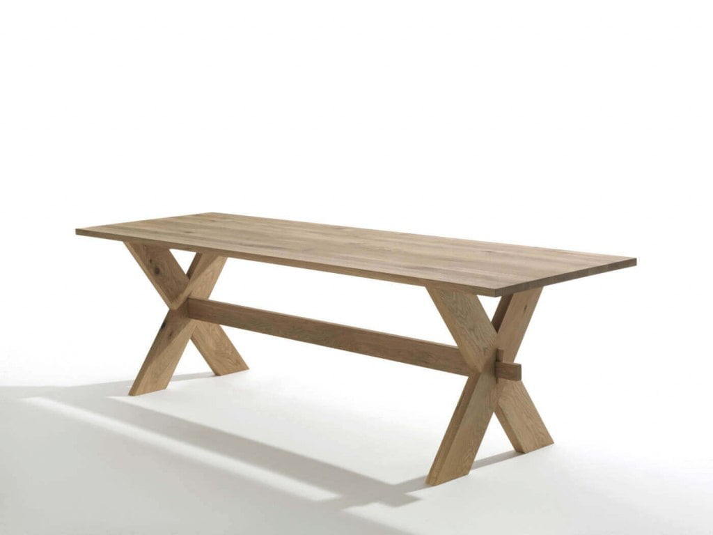 Stół „X”, prod. Riva 1920, został wykonany w całości z litych desek dębowych, obrobionych i zmontowanych bez żadnych śrub, to znaczy wyłącznie zazębiających się.