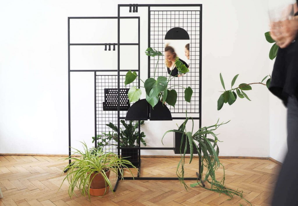 „Ore” – projekt meblościanki. Pozwala na swobodną aranżację: dowolne użycie akcesoriów i ich miejsca przeznaczenia. Może stać w pionie, poziomie i do góry nogami. Przewidziane są elementy montażowe do ściany i nóżki w wersji wolno stojącej.