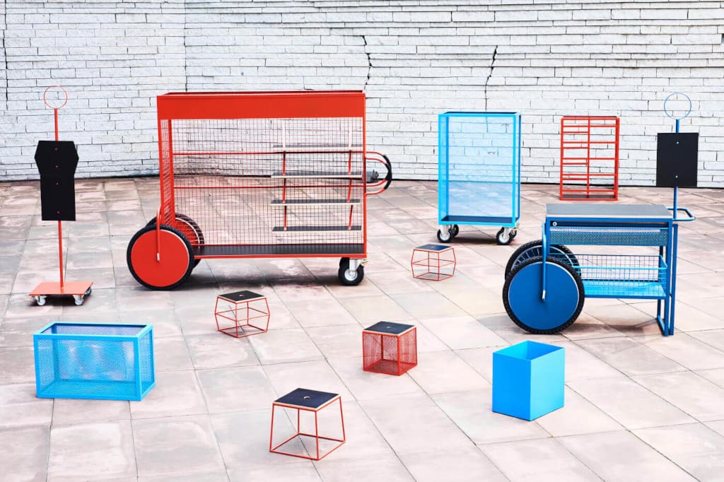 Projekt mobilnej wypożyczalni gier plenerowych dla Centrum Nauki Kopernik w Warszawie. W skład zestawu wchodzą: regał na gry planszowe, ekspozytor gier plenerowych, ekspozytor czasopism, totemy informacyjne, wózek kateringowy, stolik i krzesełka dla dzieci.