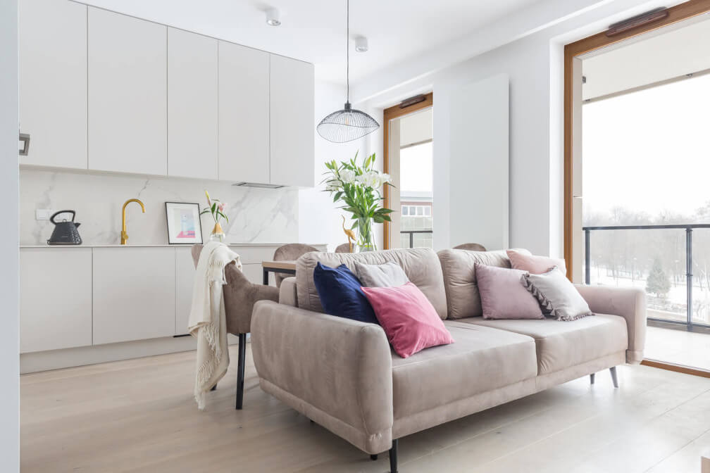 Zaprojektowane przez Pracowanię Architektury Wnętrz Decoroom mieszkanie o powierzchni 55 m2 tworzą dwie sypialnie, garderoba, łazienka i 16-metrowy salon z aneksem kuchennym.