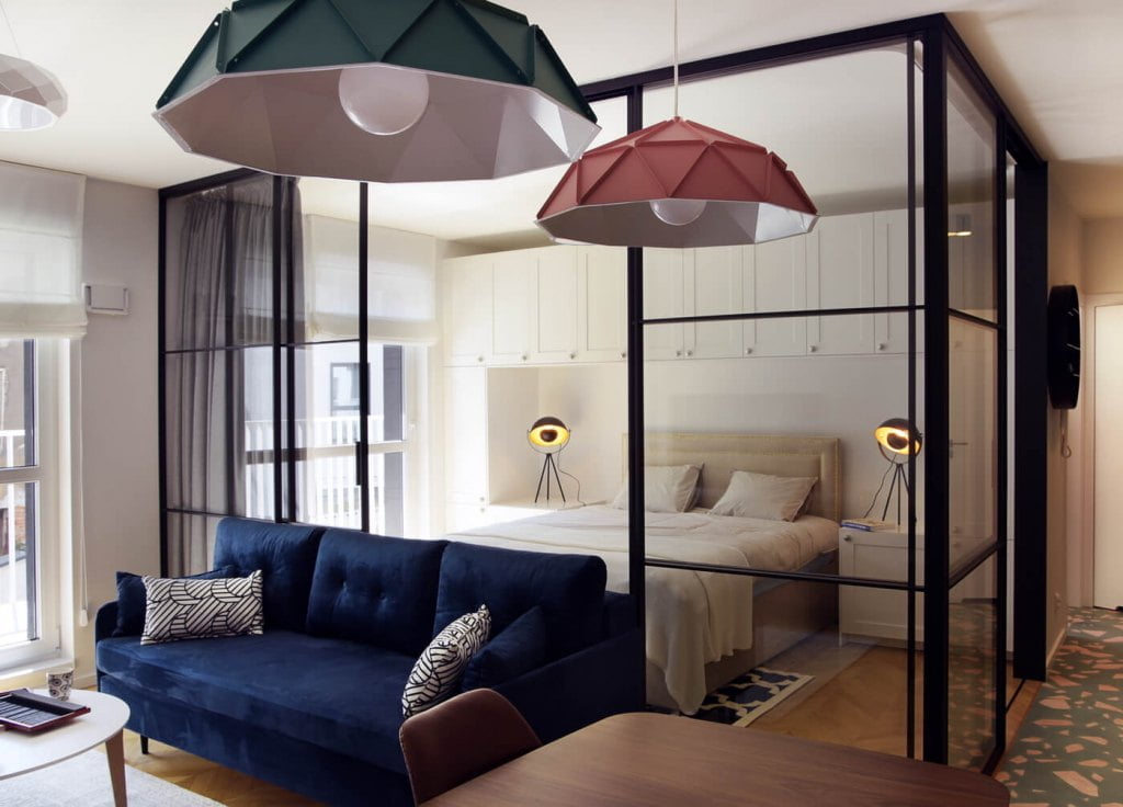 Salon łączony z kuchnią wielkoformatowymi drzwiami przesuwnymi S1200 Raumplus, które zamawiane są na wymiar i wykańczane na indywidualne życzenie.