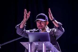 Robert Konieczny, właściciel pracowni KWK Promes, podczas jednego z wykładów.