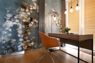 Ściana w całości, wraz ze zlicowanymi drzwiami prowadzącymi do sypialni, została pokryta tapetą we wzór przywodzący na myśl jesienny pejzaż. „Ukryte” we wzorze liści drzwi są niemal niewidoczne. Realizacja MIKOŁAJSKAstudio.