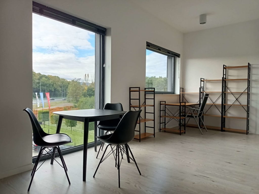 Design Link - wnętrze mieszkania ze stołem i czarnymi krzesłami - miesięcznik i portal informacyjny branży meblarskiej biznes.meble.pl