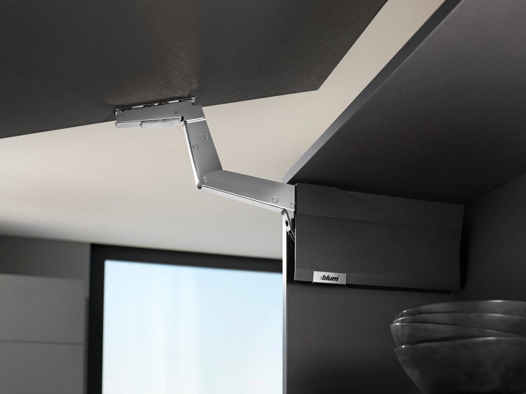 Systemy podnośników Blum do frontów górnych najnowszej generacji - w tym przypadku „Aventos HS top” − ujmują nowoczesnym wyglądem i ulepszonymi funkcjami.