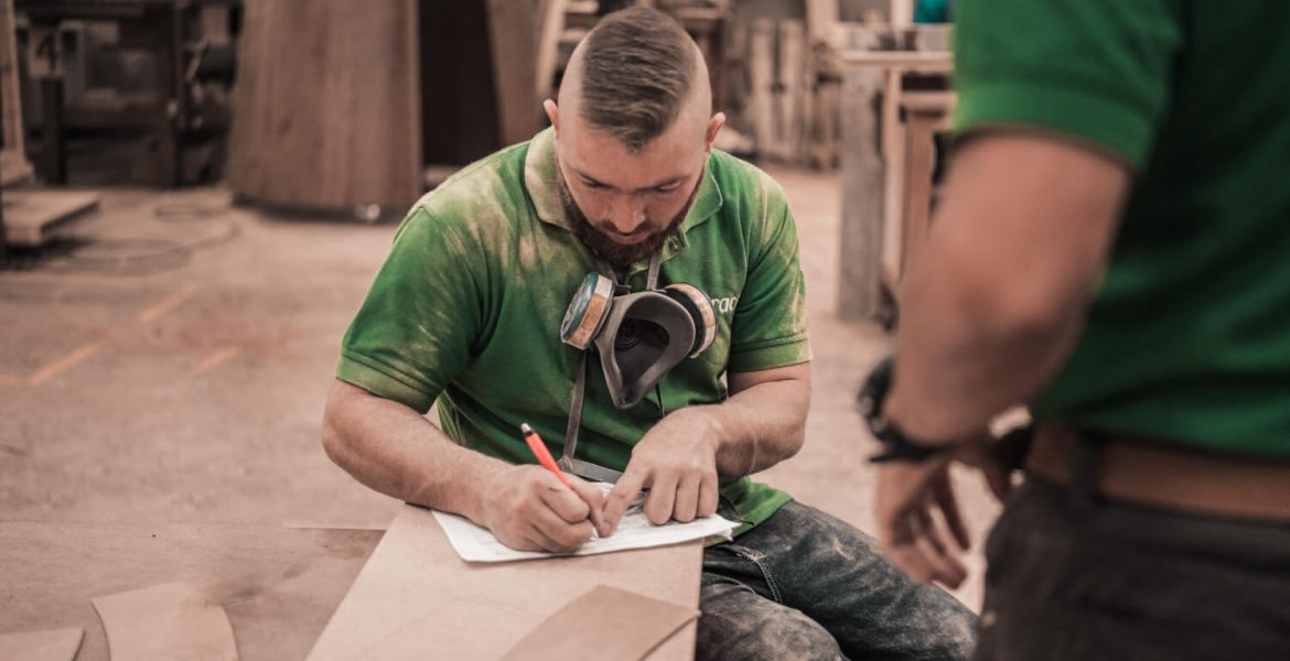Euler Hermes -pracownik fabryki mebli spisujący coś na kartce