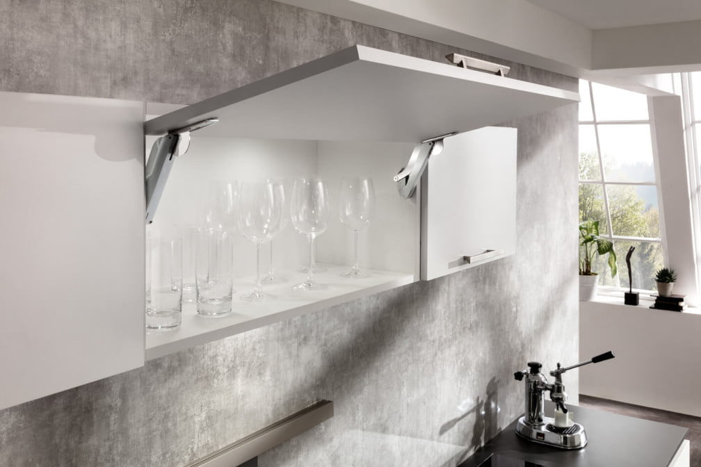 Häfele oferuje szeroki wybór rozwiązań do szafek górnych. Uwagę przykuwa nagrodzony „Diamentem Meblarstwa 2020” podnośnik „Free Space”.