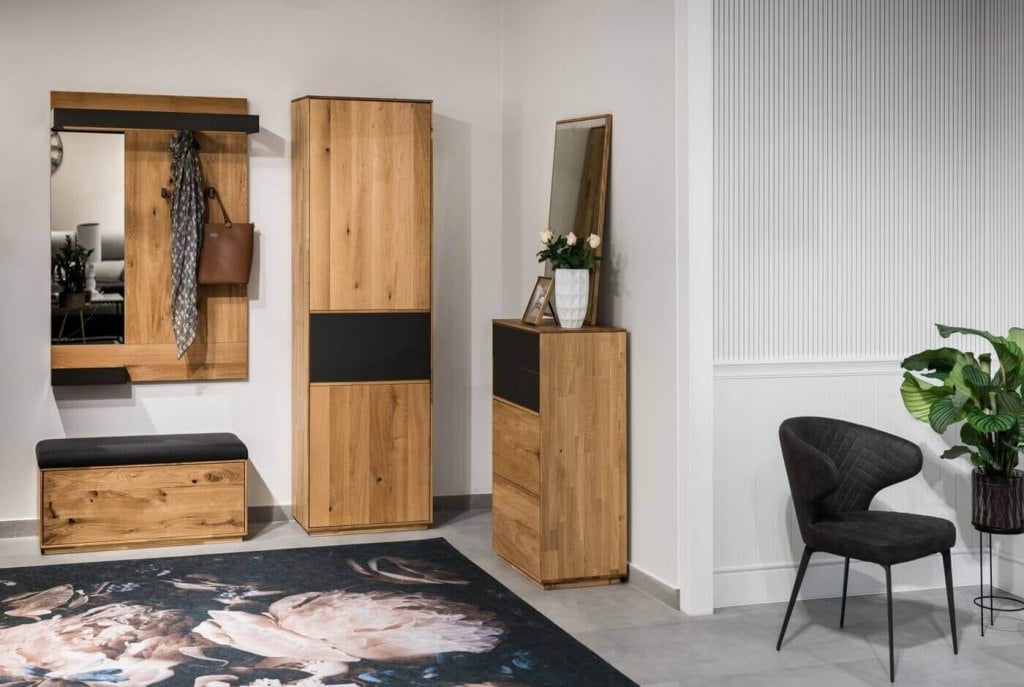 Kolekcja „Liberty” z oferty salonu Kler, mieszczącego się w Galerii Wnętrz Domar, obejmuje komody, kredensy, witryny, stół i stoliki kawowe oraz elementy garderoby i pozwala na aranżację salonu, jadalni czy przedpokoju.