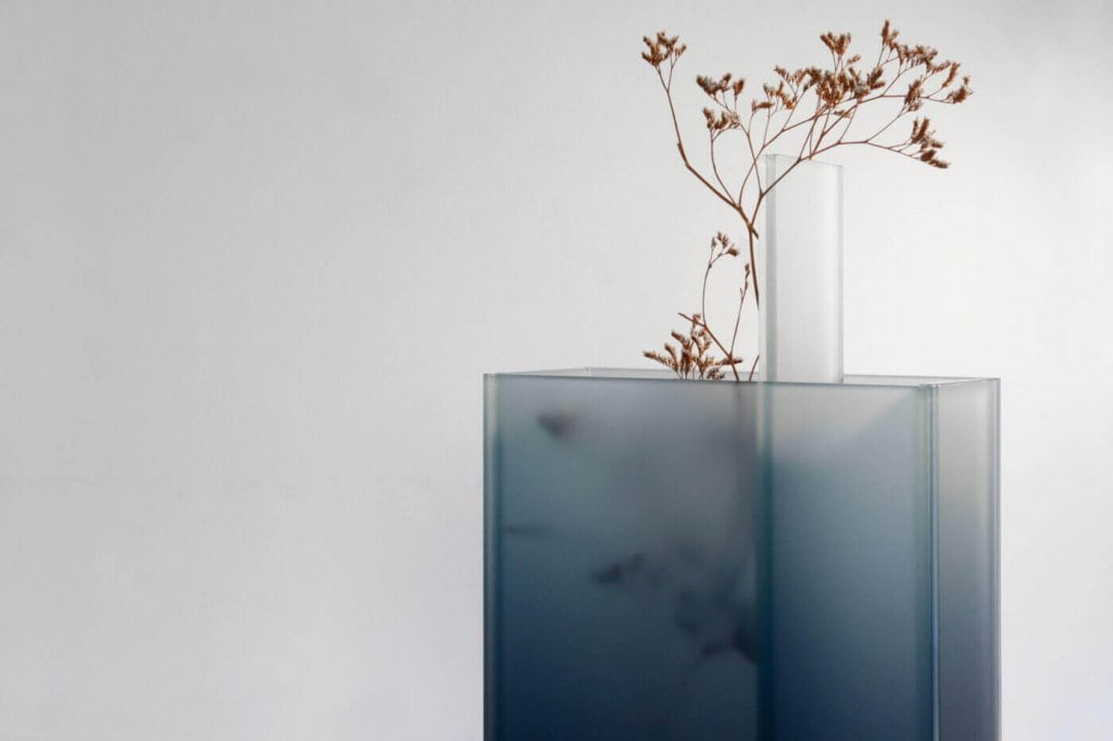 Kolekcja wazonów „Frost” ze szkła płaskiego prezentuje jego nietypowe wykorzystanie w przedmiotach małej skali. Ideą projektu z 2018 roku jest rozproszenie obrazu, wywołanie zmiany percepcji materiału.