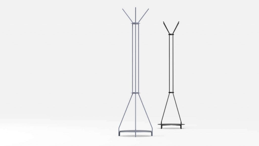 „Pilaster” (2019 r.) to wieszak wolno stojący, który wykonany jest z prętów stalowych. Forma wieszaka jest ażurowa, co daje lekki i graficzny charakter. Mniejsze uchwyty są jednocześnie elementami łączącymi całą konstrukcję.