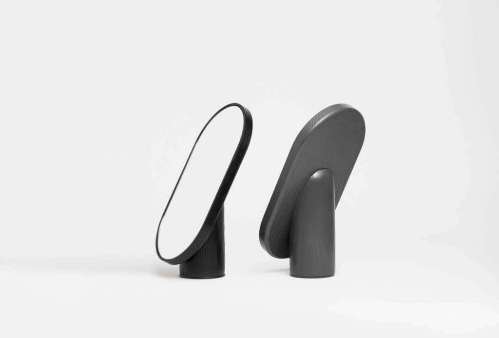 Lustro „Woodturn Mirror”, zaprojektowane w 2017 roku dla marki Tre Product, jest inspirowane monolitycznymi figurami z Wyspy Wielkanocnej i ma zredukowaną formę oraz rzeźbiarski charakter.
