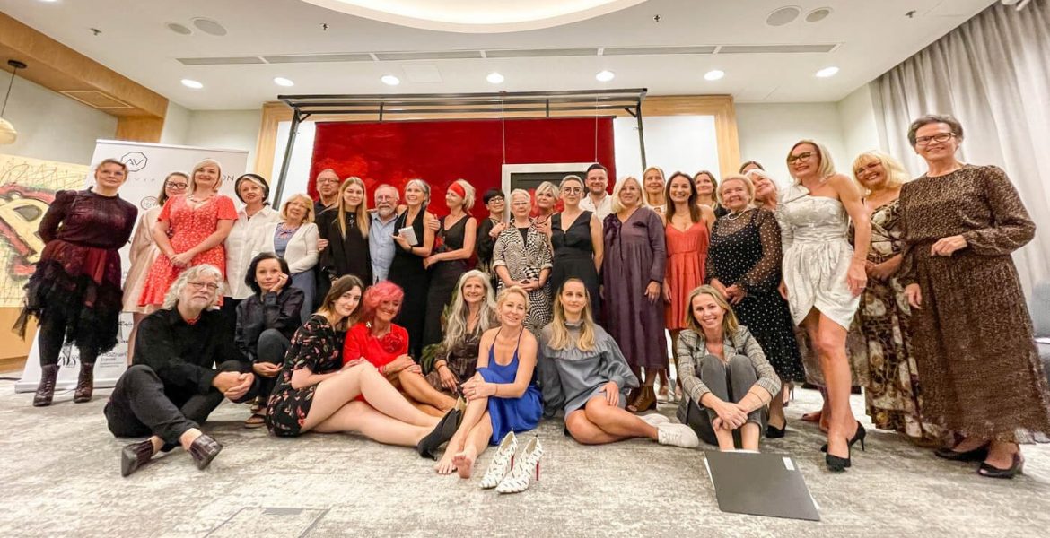 Dzięki warsztatom malarskim „Spragnieni sztuki II” Sheraton Poznan Hotel na 5 dni zamienił się w miejsce pełne sztuki. Na zdjęciu artyści i uczestnicy warsztatów.