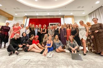 Dzięki warsztatom malarskim „Spragnieni sztuki II” Sheraton Poznan Hotel na 5 dni zamienił się w miejsce pełne sztuki. Na zdjęciu artyści i uczestnicy warsztatów.