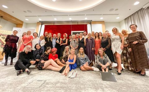 Dzięki warsztatom malarskim „Spragnieni sztuki II” Sheraton Poznan Hotel na 5 dni zamienił się w miejsce pełne sztuki. Na zdjęciu artyści i uczestnicy warsztatów.