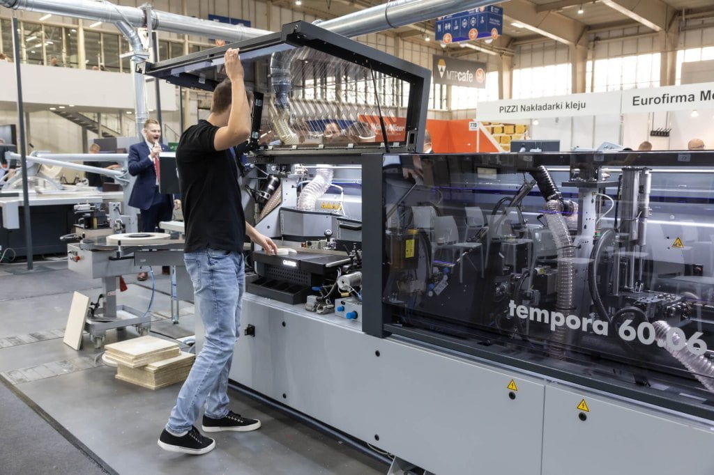 Felder - Okleiniarka prostoliniowa Format4 tempora F600 60.06
z agregatem glueBox - miesięcznik i portal informacyjny branży meblarskiej biznes.meble.pl