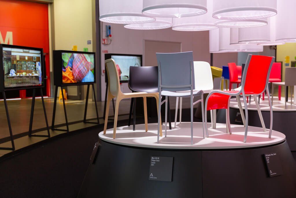 Na pierwszym planie (od lewej): „Frida”, proj. Odo Fioravanti, prod. Pedrali, (w środku) „Miss C.O.C.O.”, proj. Philippe Starck, prod. Cassina, (po prawej) krzesło FPE (Fantastic Plastic Elastic), proj. Ron Arad, prod. Kartell.